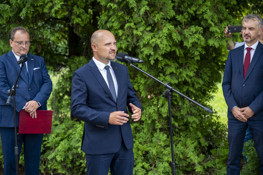 Składanie kwiat&oacute;w pod pomnikiem "Solidarności"