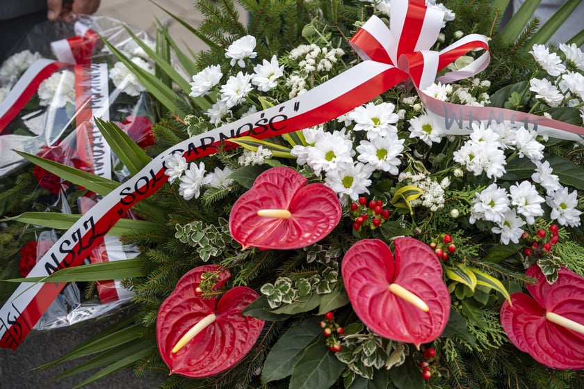 Składanie kwiat&oacute;w pod pomnikiem "Solidarności"