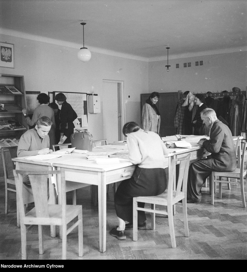 Pok&oacute;j nauczycielski, data zrobienia zdjęcia nieznana, między 1960 a 1968