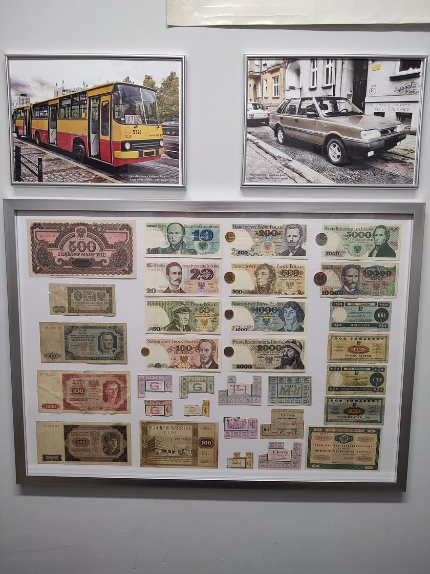 Eksponaty w Sali Wspomnień Muzeum PRL-u i lat 90.&nbsp;