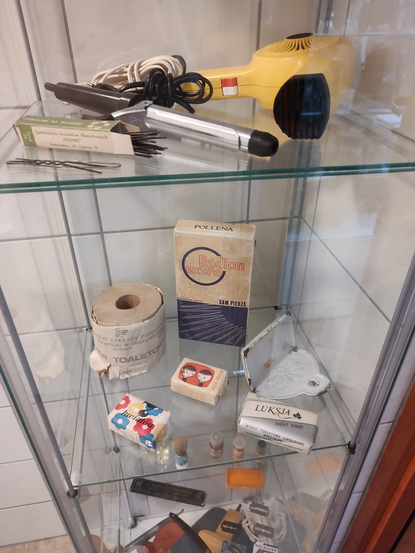 Eksponaty w Sali Wspomnień Muzeum PRL-u i lat 90.&nbsp;