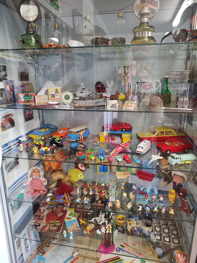 Eksponaty w Sali Wspomnień Muzeum PRL-u i lat 90.&nbsp;