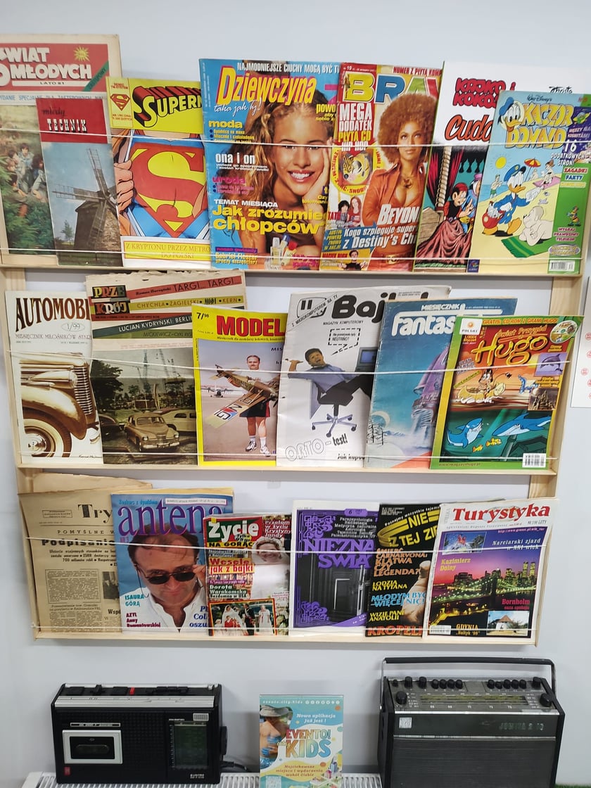 Stare gazety. Eksponaty w Sali Wspomnień Muzeum PRL-u i lat 90.&nbsp;