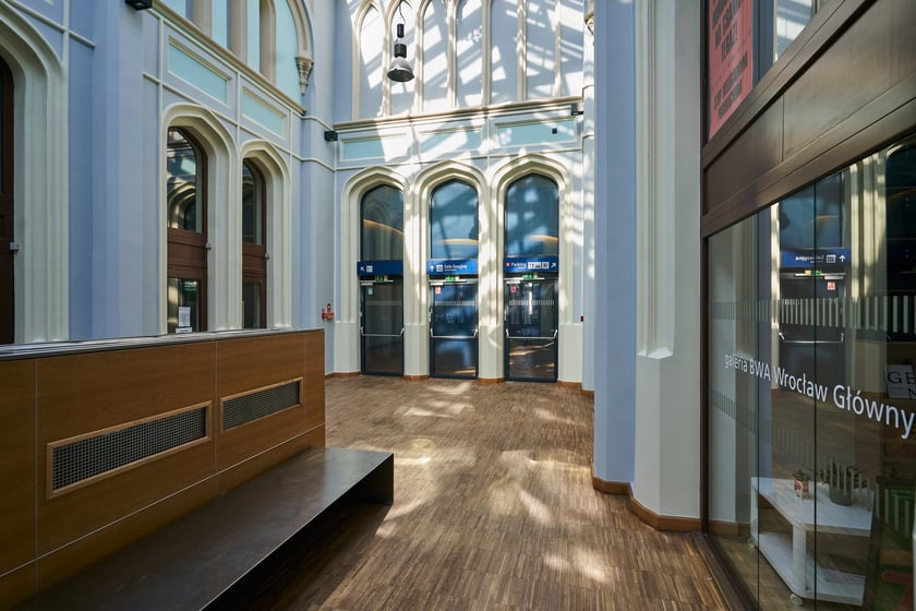 Stacja kolejowa z dworcem Wrocław Główny, marzec 2023