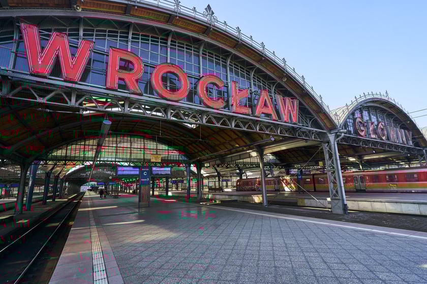 Stacja kolejowa z dworcem Wrocław Główny, marzec 2023