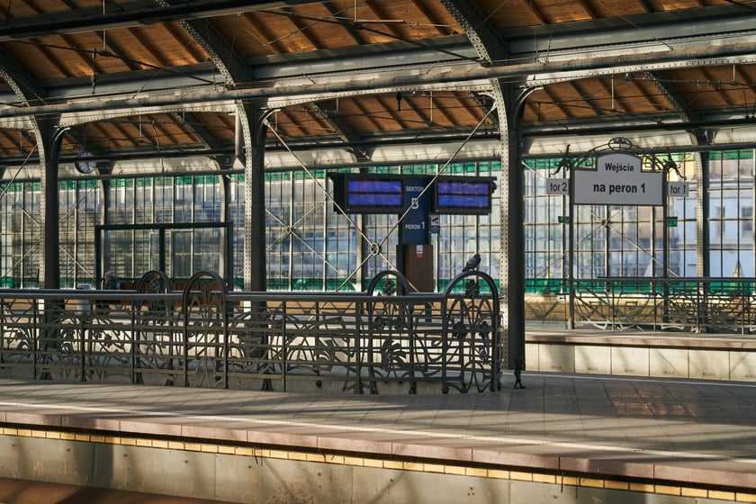 Stacja kolejowa z dworcem Wrocław Główny, marzec 2023
