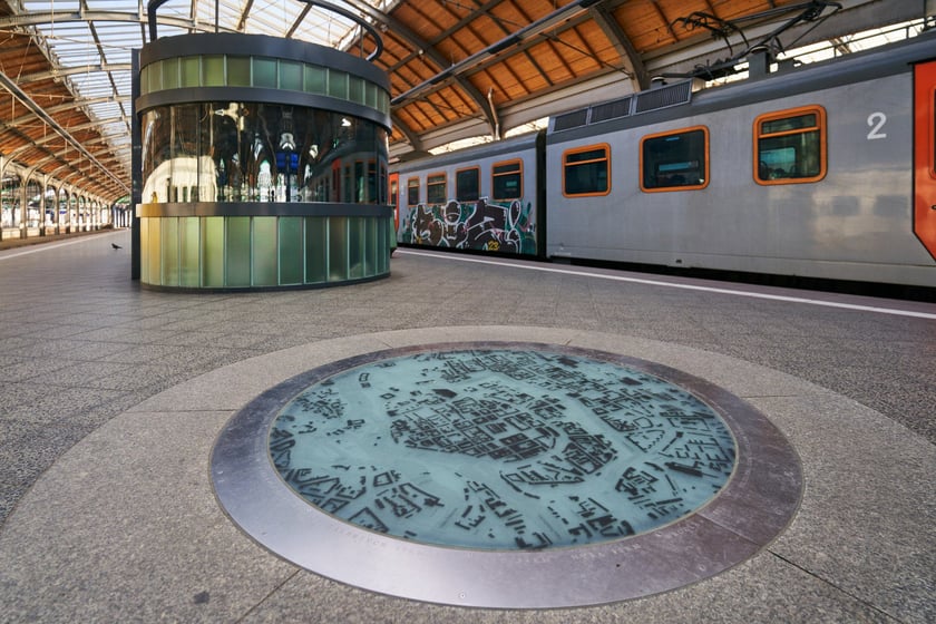 Stacja kolejowa z dworcem Wrocław Główny, marzec 2023