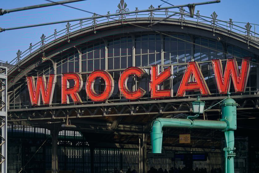 Stacja kolejowa z dworcem Wrocław Główny, marzec 2023