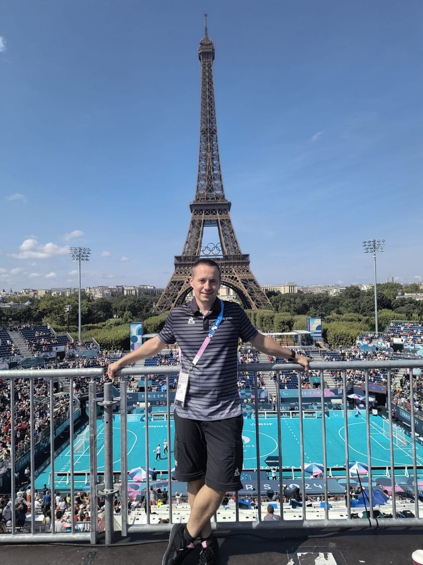 Rafał Świerczek, wrocławianin, sędziuej mecz blind footballu na paraolimpiadzie w Paryżu