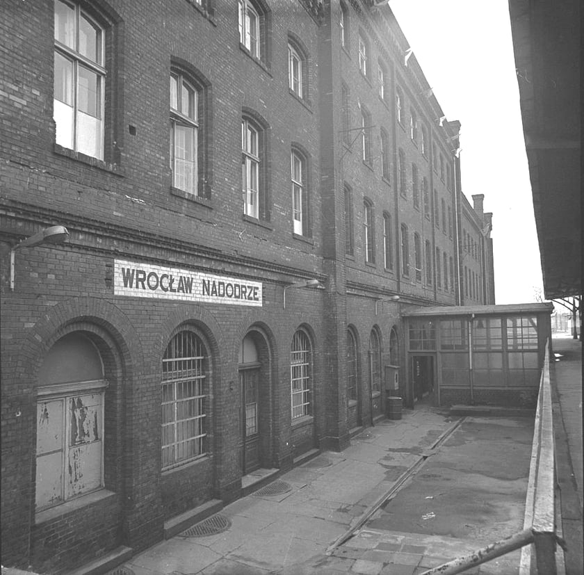 Dworzec Wrocław Nadodrze w 1980 r. Zbiory Wydziału Architektury PWr