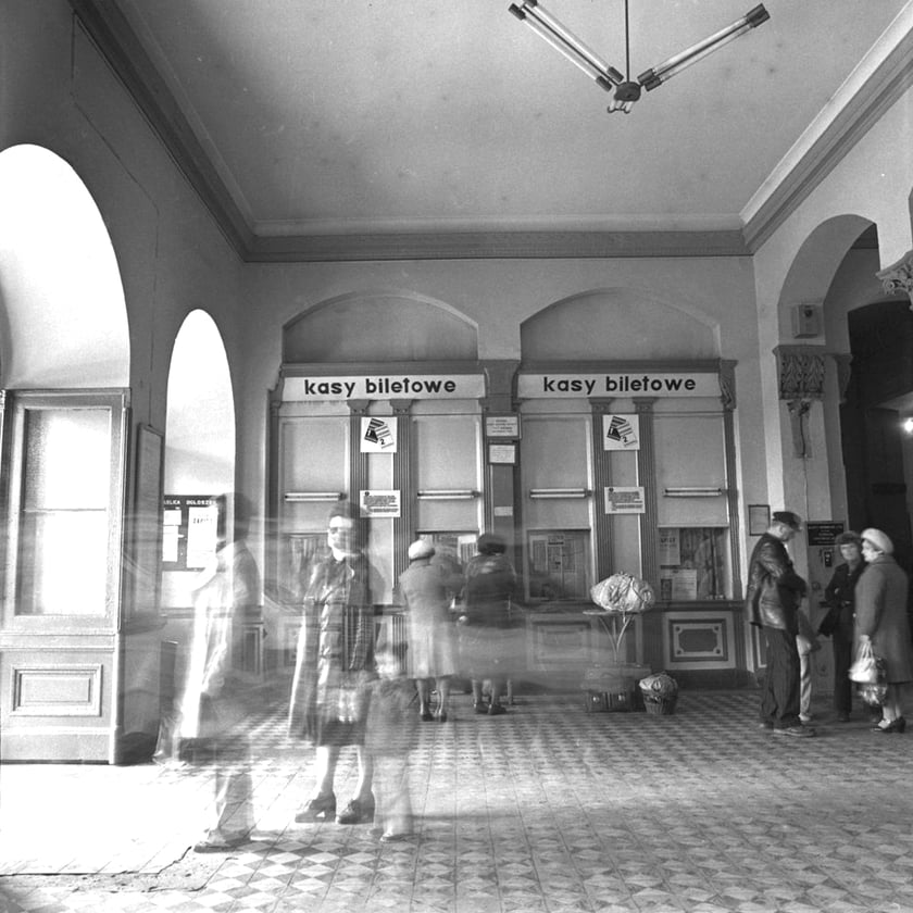 Kasy biletowe. Dworzec Wrocław Nadodrze w 1980 r. Zbiory Wydziału Architektury PWr
