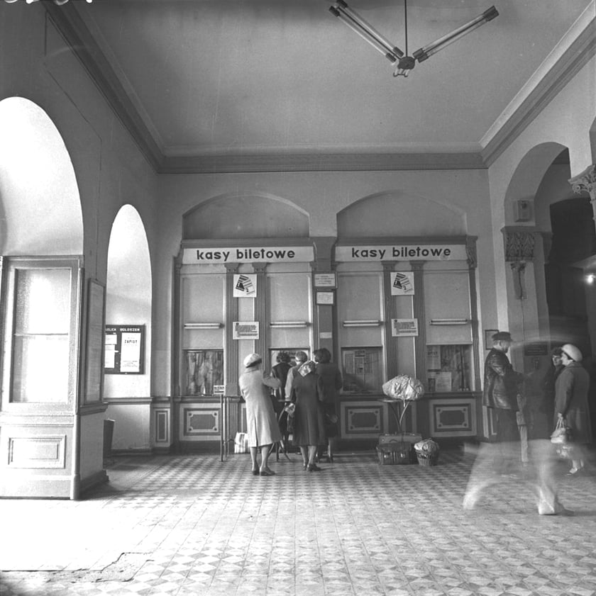 Kasy biletowe. Dworzec Wrocław Nadodrze w 1980 r. Zbiory Wydziału Architektury PWr