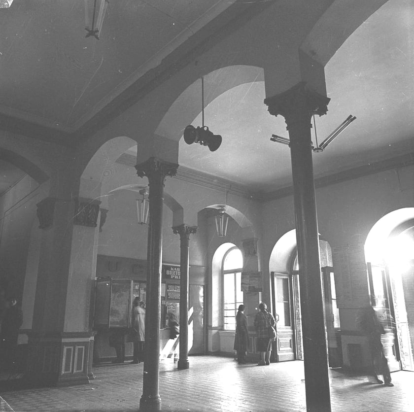 Hol. Dworzec Wrocław Nadodrze w 1980 r. Zbiory Wydziału Architektury PWr