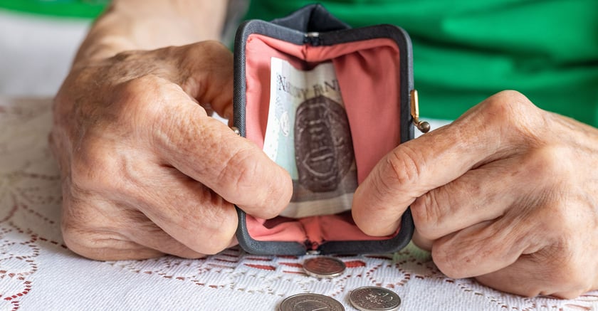 Czym jest wskaźnik waloryzacji?
Wskaźnik waloryzacji emerytur i rent to średnioroczny wskaźnik cen towar&oacute;w i usług konsumpcyjnych w poprzednim roku kalendarzowym zwiększony o co najmniej 20% realnego wzrostu przeciętnego wynagrodzenia w poprzednim roku kalendarzowym.
Wskaźnik waloryzacji emerytur i rent, w części dotyczącej realnego wzrostu płac, jest corocznie przedmiotem negocjacji w ramach Rady Dialogu Społecznego.
Negocjacje są przeprowadzane w czerwcu, w roku poprzedzającym waloryzację. Waloryzacja jest następnie przeprowadzana przez Zakład Ubezpieczeń Społecznych.