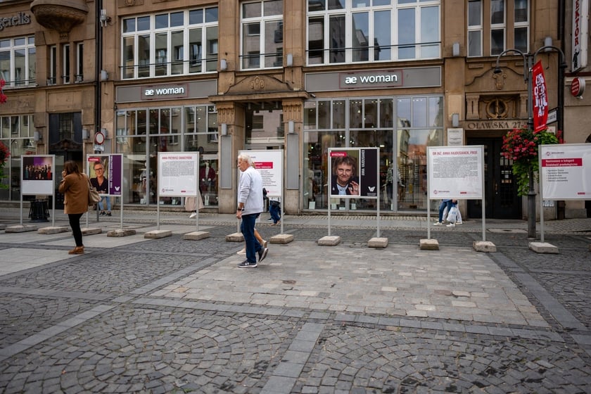 Wystawa &bdquo;Wrocławianka Roku 2023&rdquo; przy Oławskiej