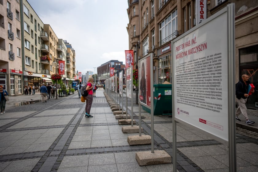 Wystawa &bdquo;Wrocławianka Roku 2023&rdquo; przy Oławskiej