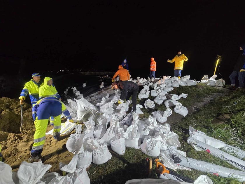 Pracownicy MPWiK zabezpieczający wał