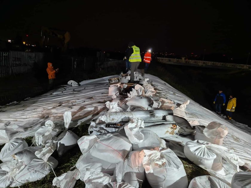 Pracownicy MPWiK zabezpieczający wał