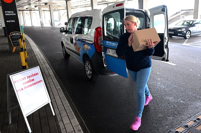 Punkt pomocy dla powodzian na Tarczyński Arenie. Pomoc z MPWiK