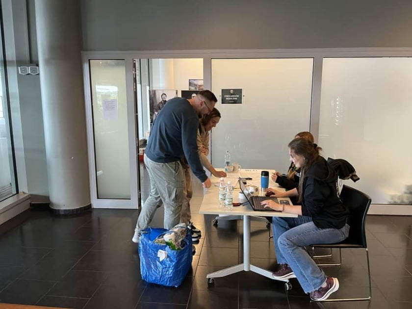 Punkt pomocy dla powodzian na Tarczyński Arenie. Pomoc z MPWiK