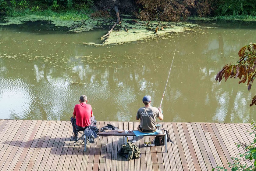 Wędkarze na Przedmieściu Oławskim przy Oławce