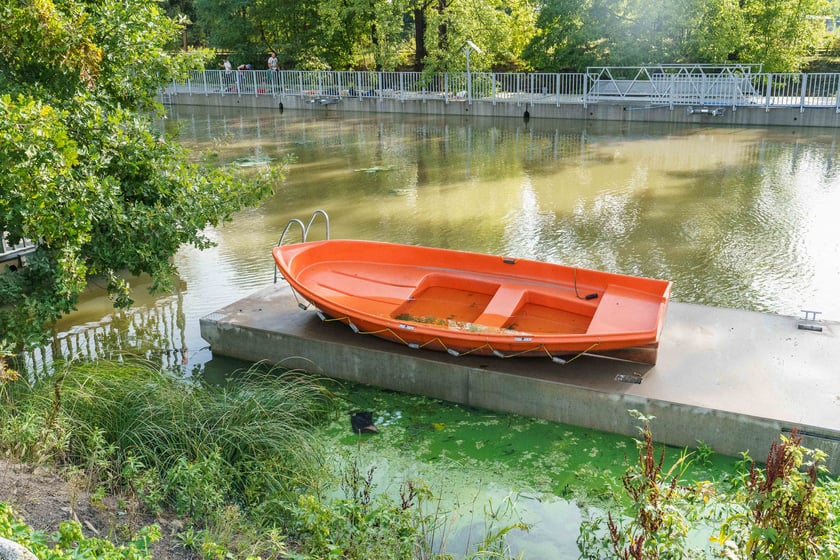 Łódka stojąca na pomoście