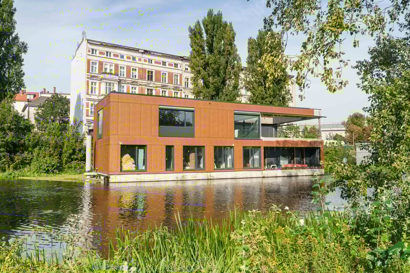 Dom na wodzie przy Odra Centrum położony przy wlocie Oławki do Odry