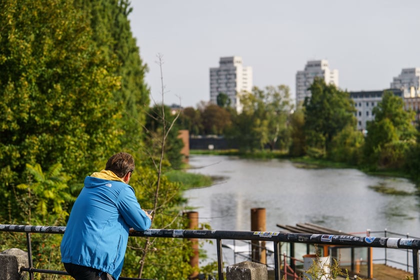 Mieszkaniec spoglądający na Oławkę