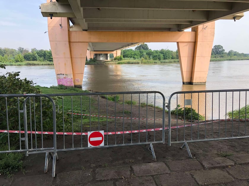 Zagrodzone zejście na brzeg pod mostem Milenijnym