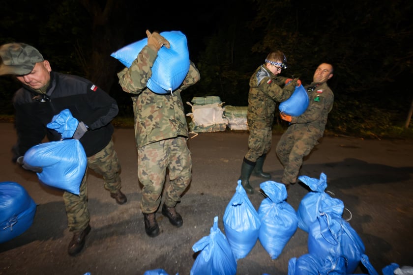 Akcja straży pożarnej i wojska na Marszowicach - wzmacnianie wałów. 17 września 2024