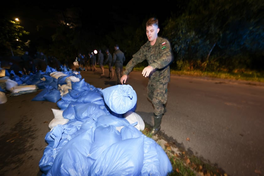 Akcja straży pożarnej i wojska na Marszowicach - wzmacnianie wałów. 17 września 2024