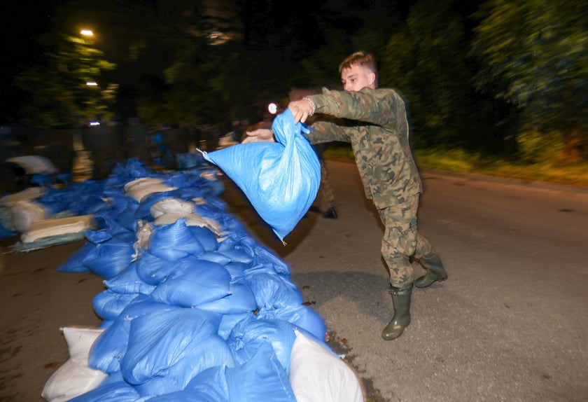 Akcja straży pożarnej i wojska na Marszowicach - wzmacnianie wałów. 17 września 2024