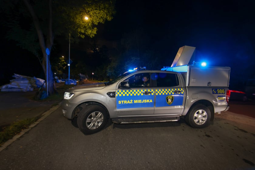 Akcja straży pożarnej i wojska na Marszowicach - wzmacnianie wałów. 17 września 2024