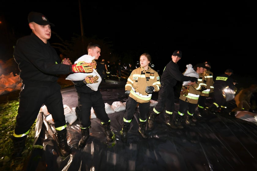 Akcja straży pożarnej i wojska na Marszowicach - wzmacnianie wałów. 17 września 2024