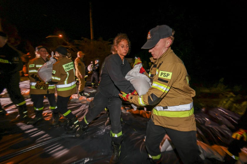 Akcja straży pożarnej i wojska na Marszowicach - wzmacnianie wałów. 17 września 2024