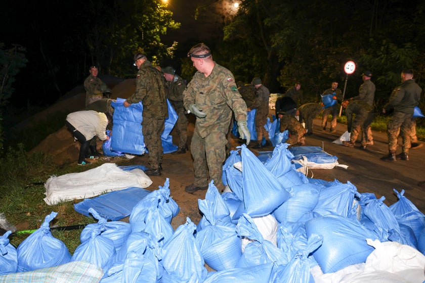 Akcja straży pożarnej i wojska na Marszowicach - wzmacnianie wałów. 17 września 2024
