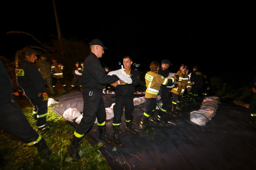 Akcja straży pożarnej i wojska na Marszowicach - wzmacnianie wałów. 17 września 2024