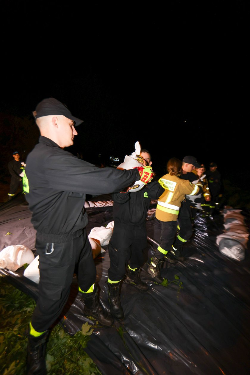 Akcja straży pożarnej i wojska na Marszowicach - wzmacnianie wałów. 17 września 2024