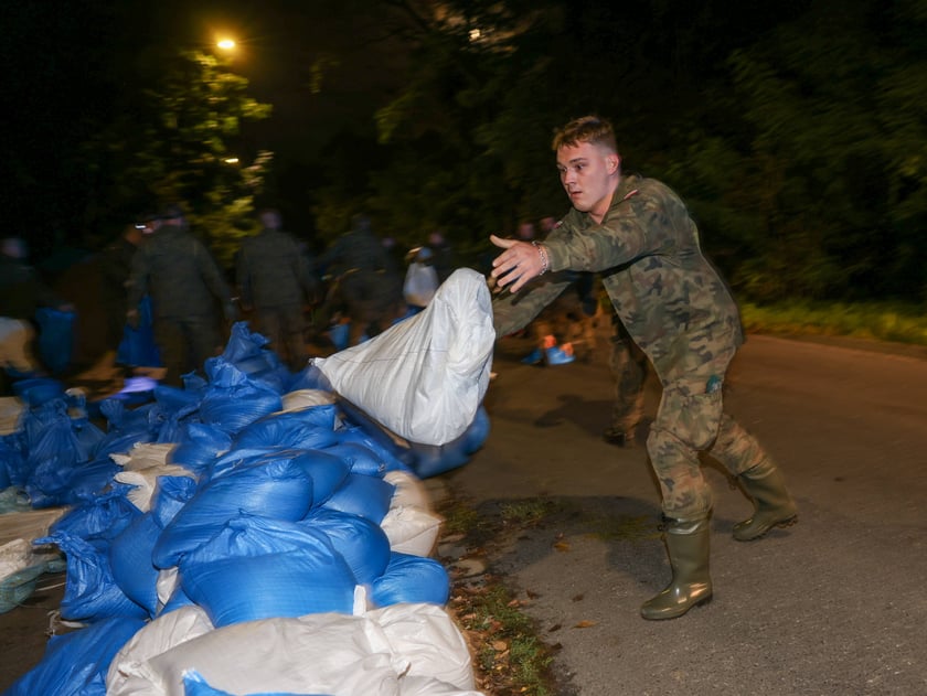 Akcja straży pożarnej i wojska na Marszowicach - wzmacnianie wałów. 17 września 2024