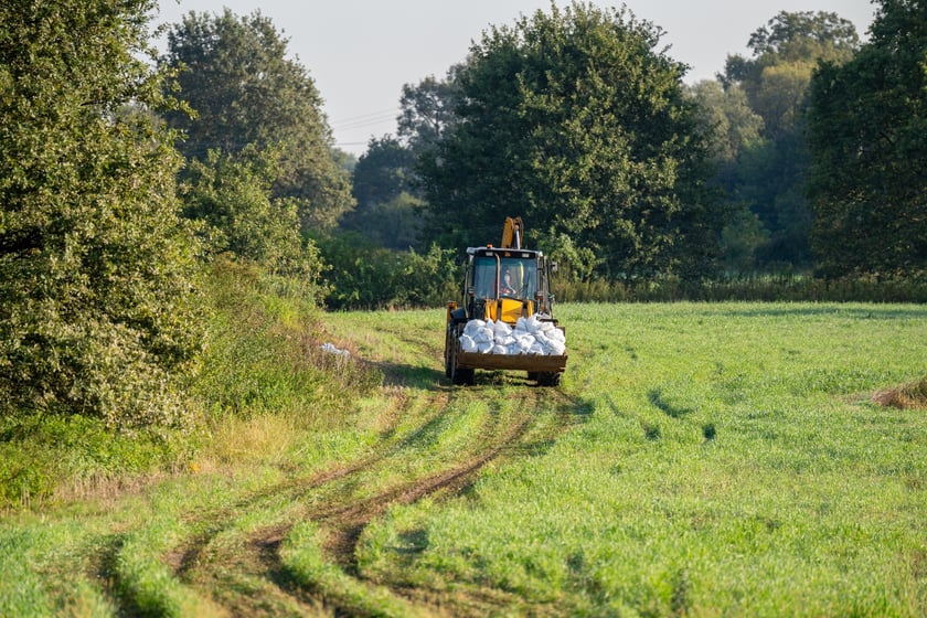 Obrona Marszowic. Strażacy i żołnierze podwyższają wał przeciwpowodziowy