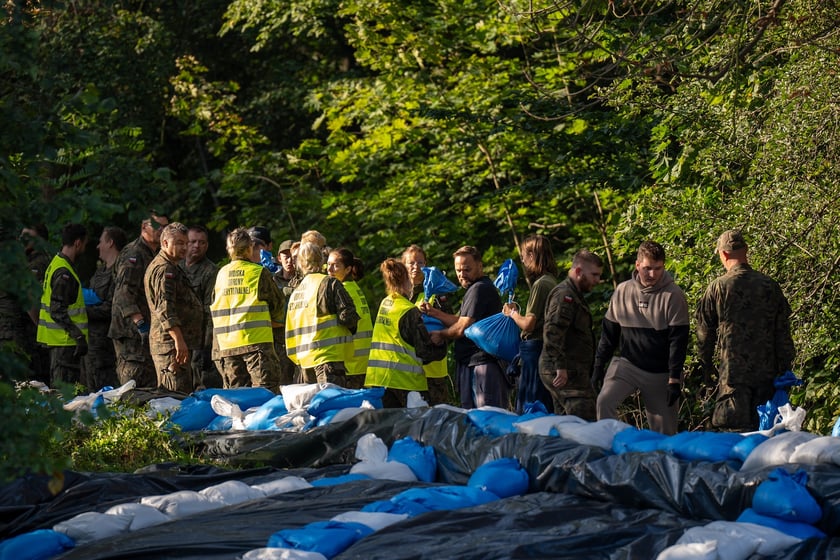 Obrona Marszowic. Strażacy i żołnierze podwyższają wał przeciwpowodziowy