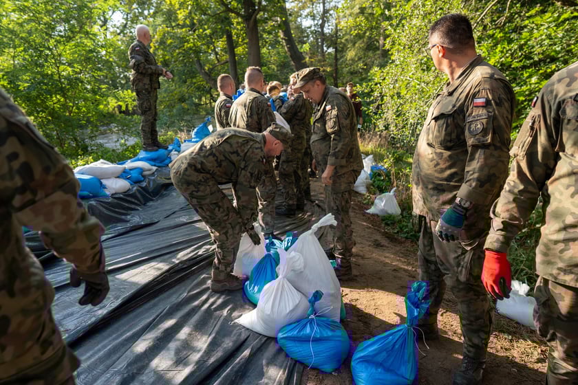 Obrona Marszowic. Strażacy i żołnierze podwyższają wał przeciwpowodziowy