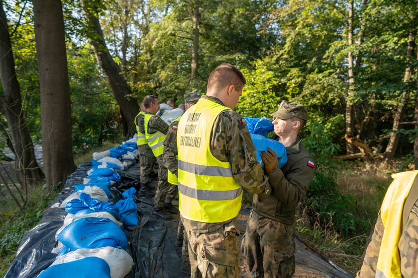 Obrona Marszowic. Strażacy i żołnierze podwyższają wał przeciwpowodziowy