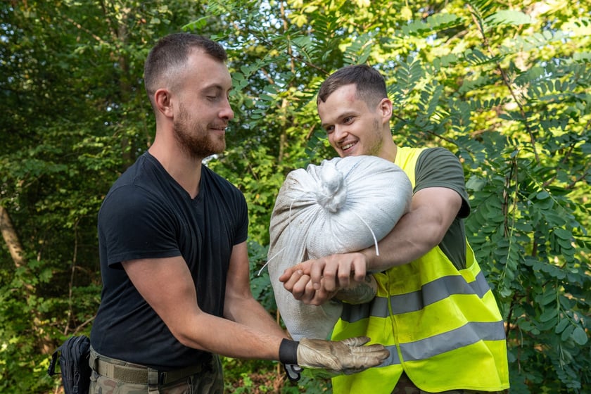 Obrona Marszowic. Strażacy i żołnierze podwyższają wał przeciwpowodziowy