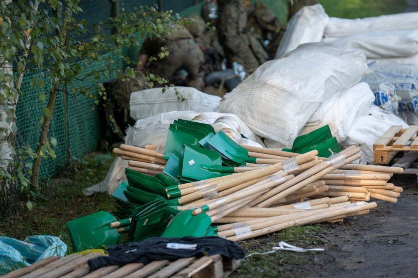 Obrona Marszowic. Strażacy i żołnierze podwyższają wał przeciwpowodziowy