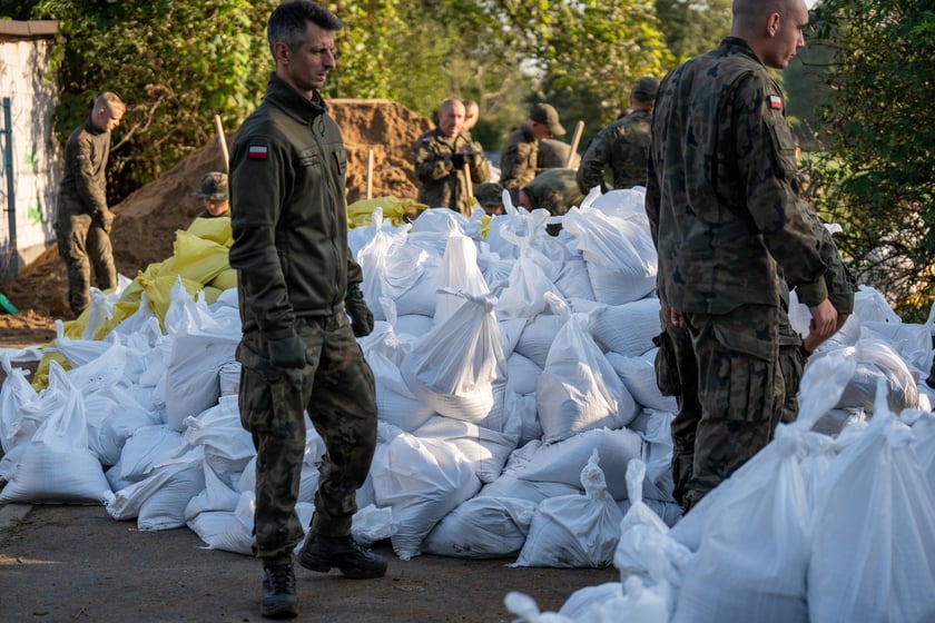 Obrona Marszowic. Strażacy i żołnierze podwyższają wał przeciwpowodziowy
