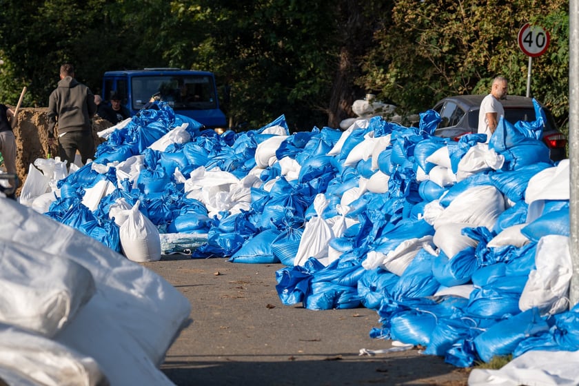 Obrona Marszowic. Strażacy i żołnierze podwyższają wał przeciwpowodziowy