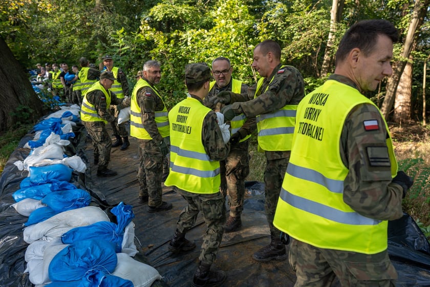 Obrona Marszowic. Strażacy i żołnierze podwyższają wał przeciwpowodziowy