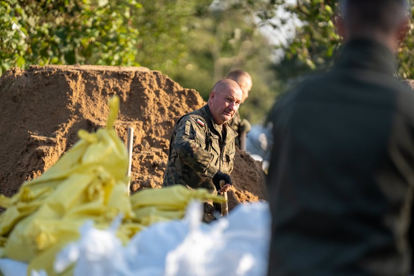 Obrona Marszowic. Strażacy i żołnierze podwyższają wał przeciwpowodziowy