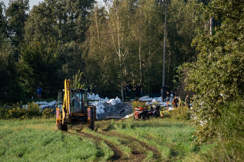 Obrona Marszowic. Strażacy i żołnierze podwyższają wał przeciwpowodziowy